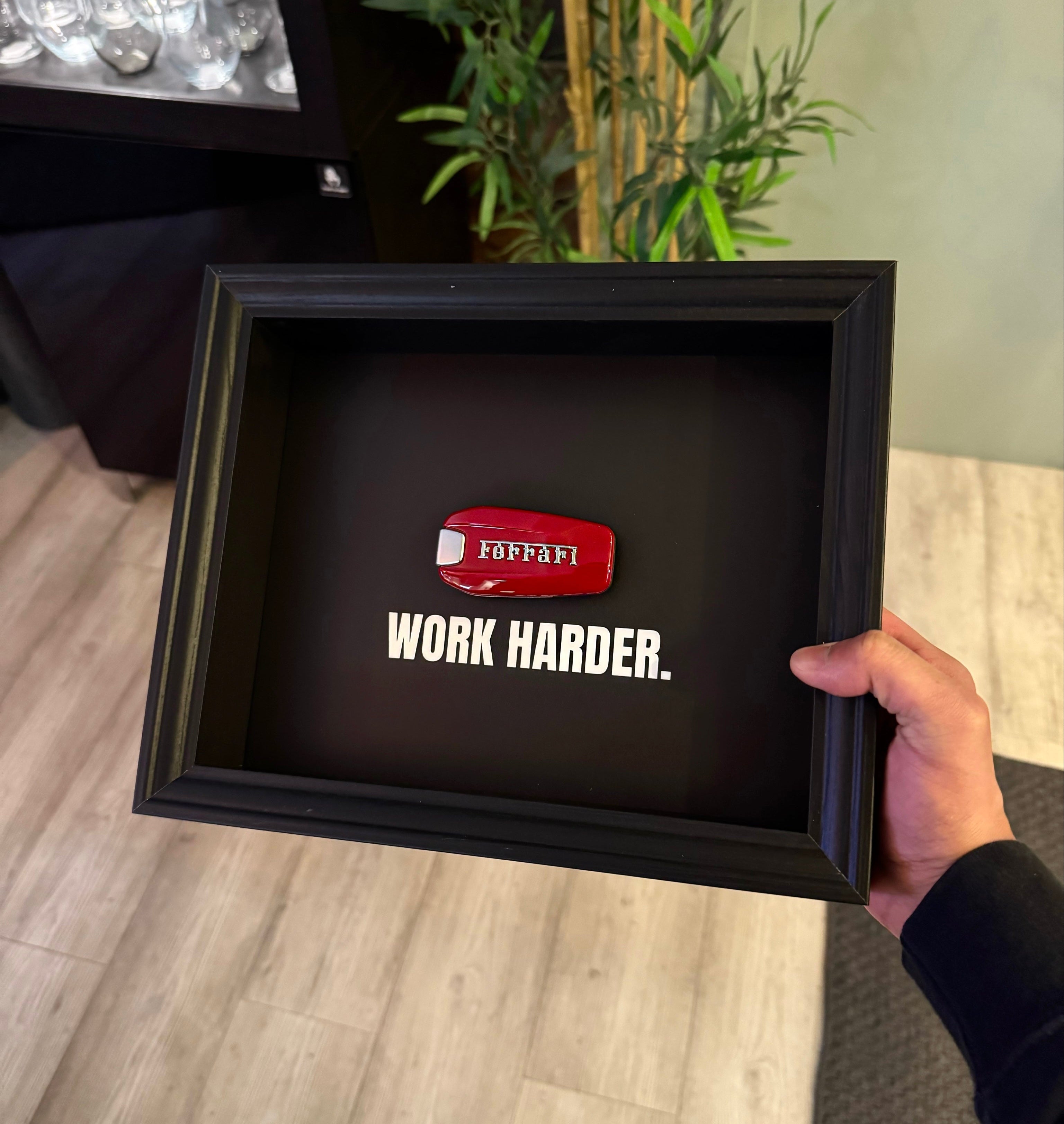 La Ferrari Schlüsselrahmen – WORK HARDER Rahmen (20x25cm)