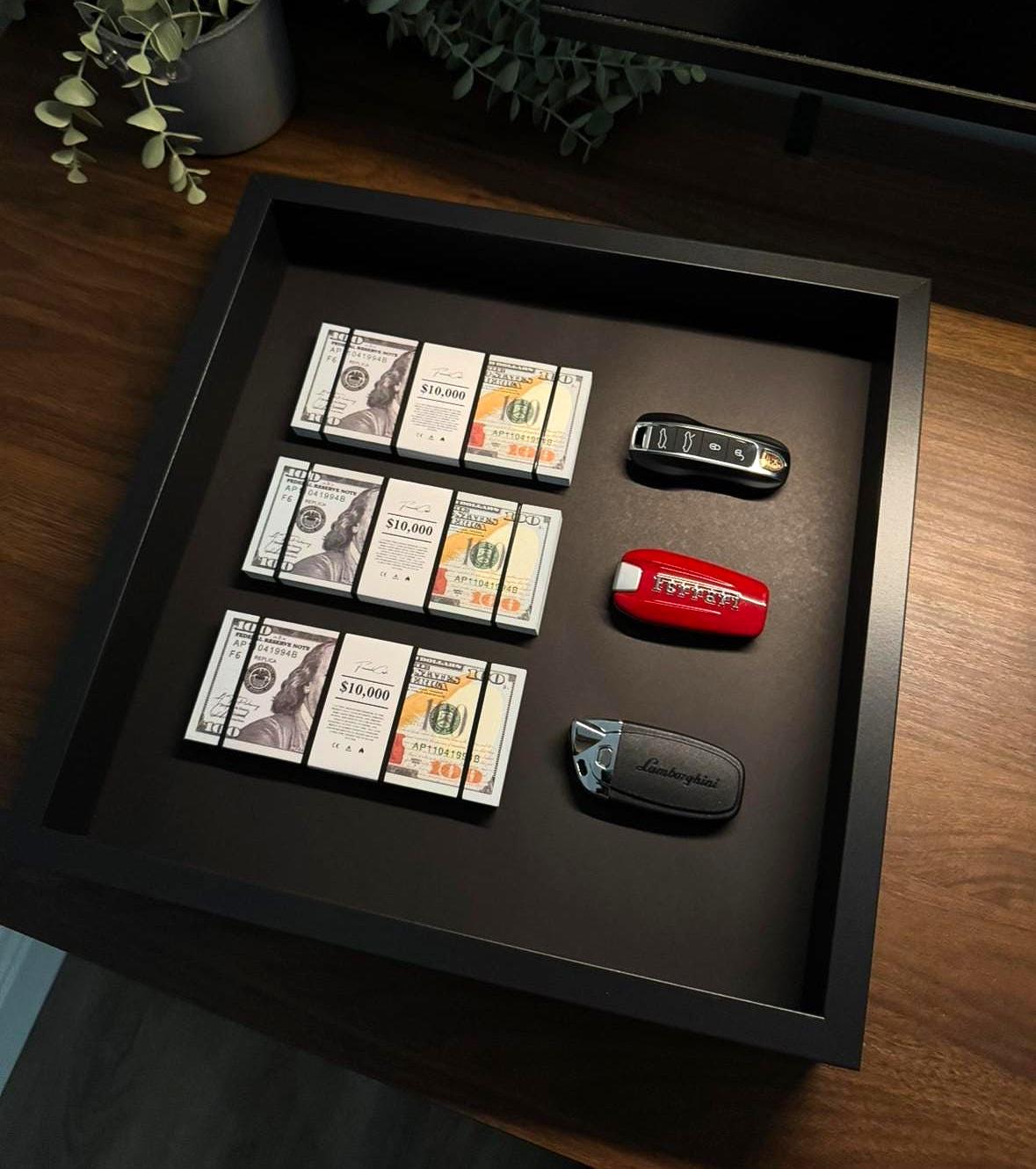 The Wealth Display – Dollar- und Supercar-Schlüsselrahmen | Luxuriöse Motivationswandkunst | 35 x 35 cm