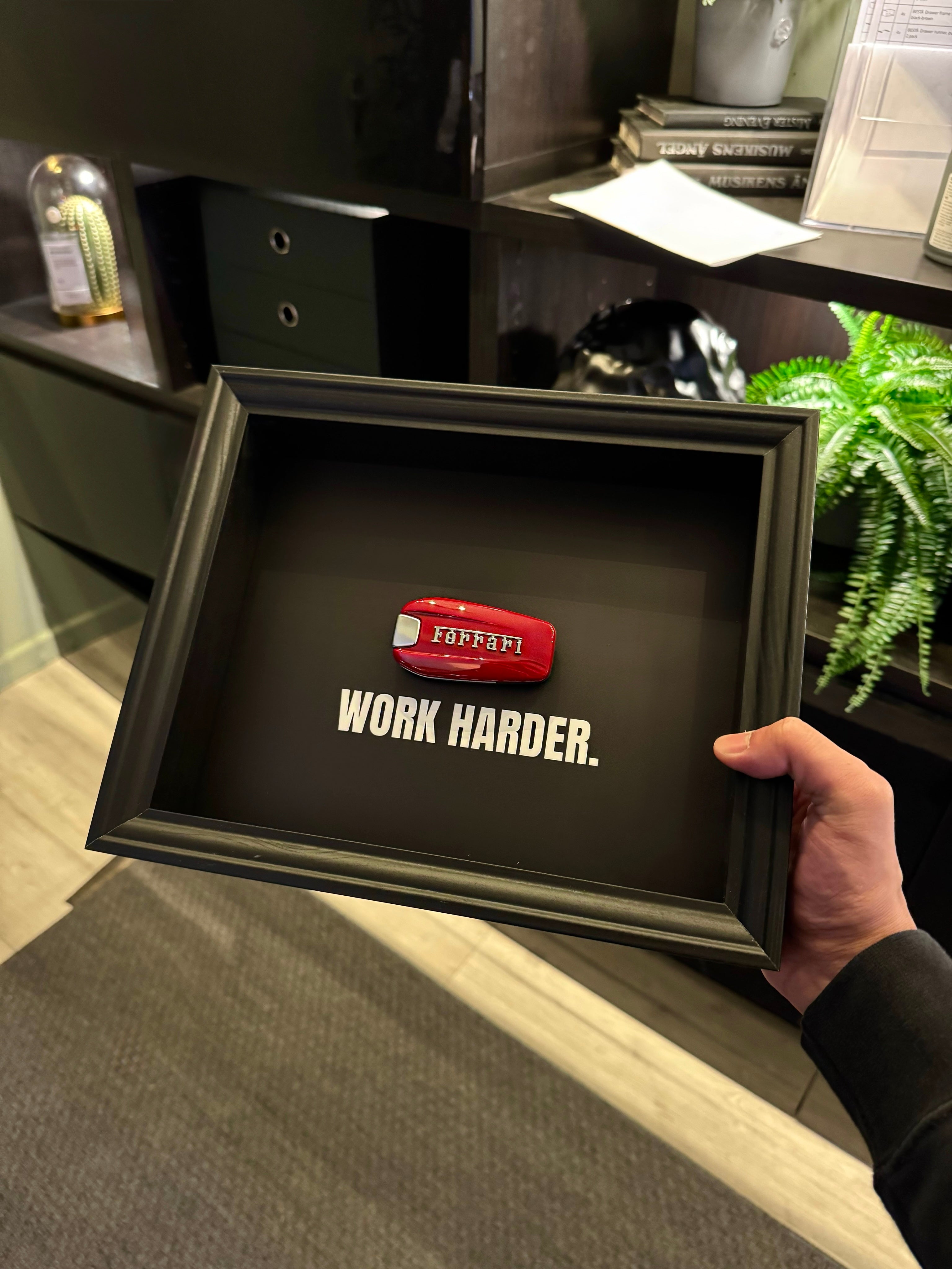 La Ferrari Schlüsselrahmen – WORK HARDER Rahmen (20x25cm) 