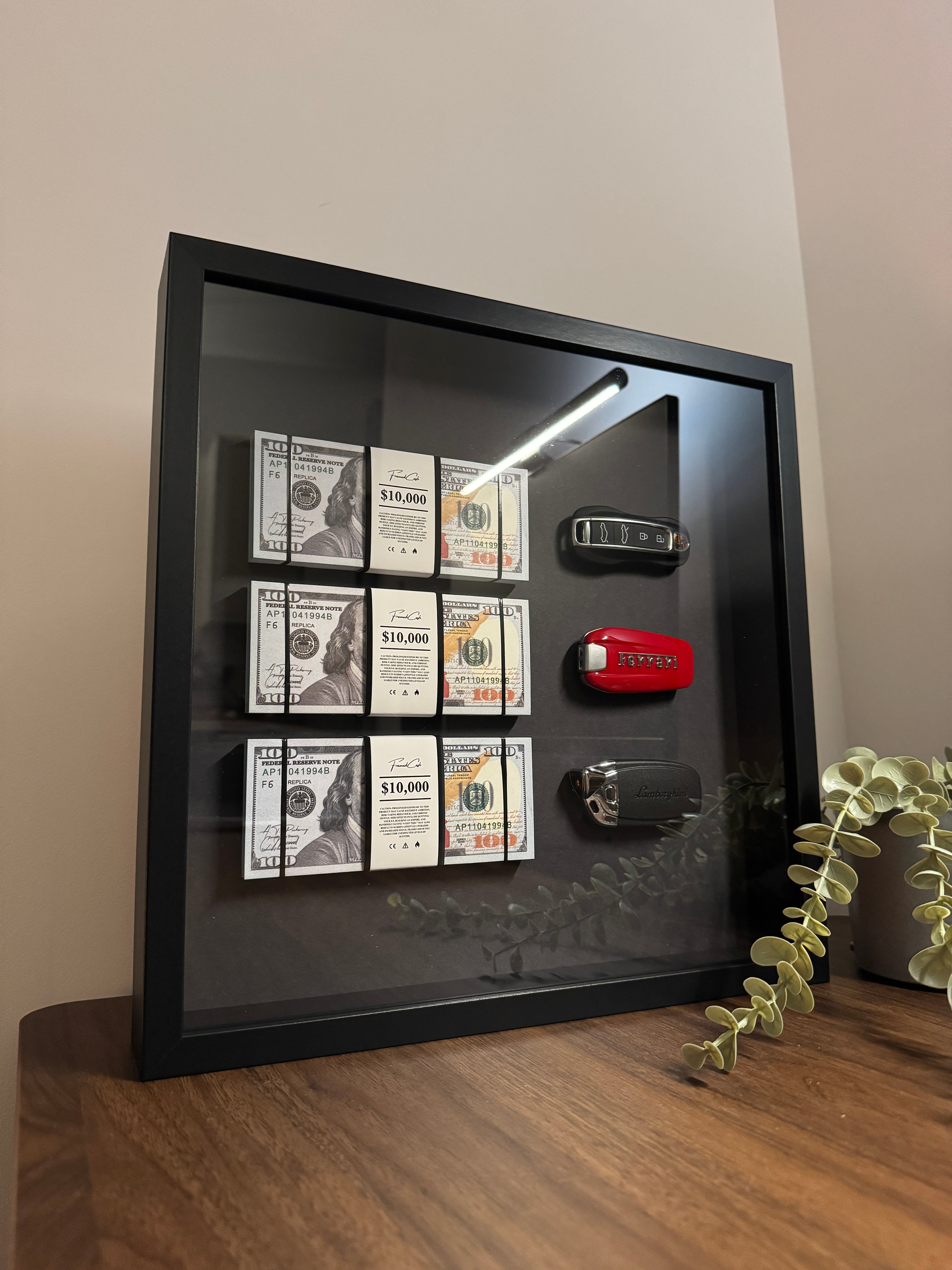 The Wealth Display – Dollar- und Supercar-Schlüsselrahmen | Luxuriöse Motivationswandkunst | 35 x 35 cm 