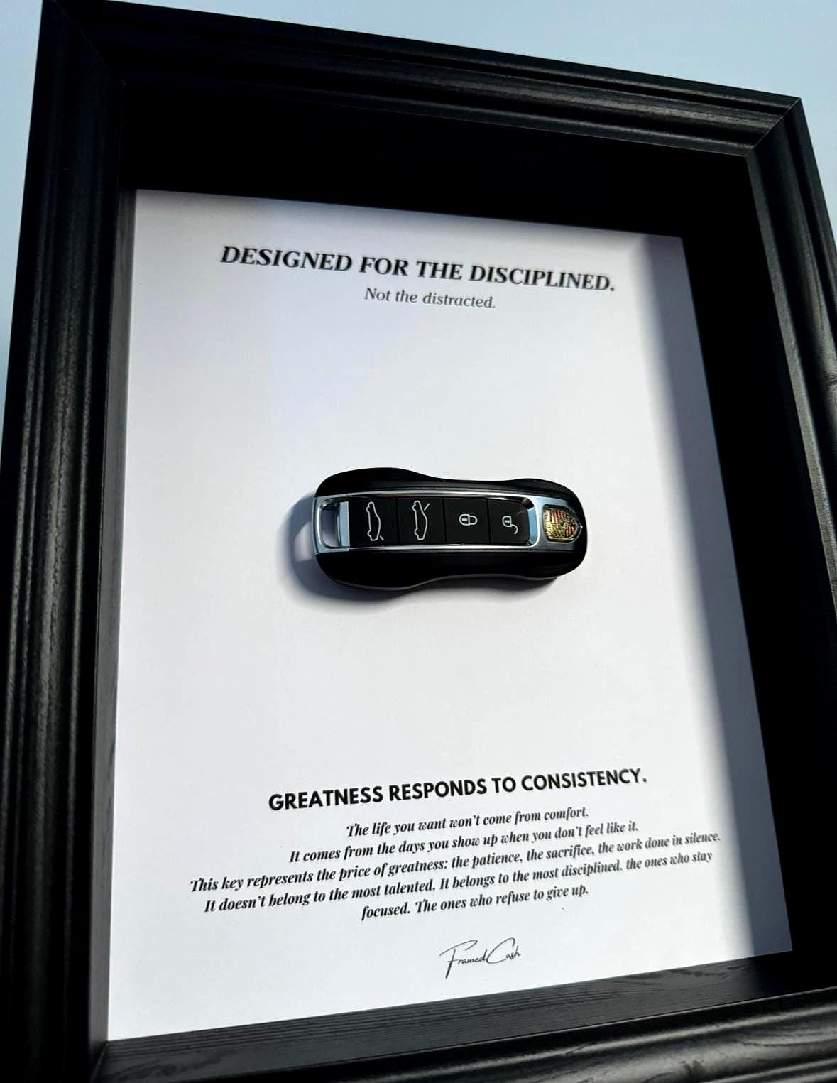 Motivierender Porsche-Schlüsselrahmen | Entworfen für die Disciplined-Kollektion | 25 x 20 cm Wanddekoration 