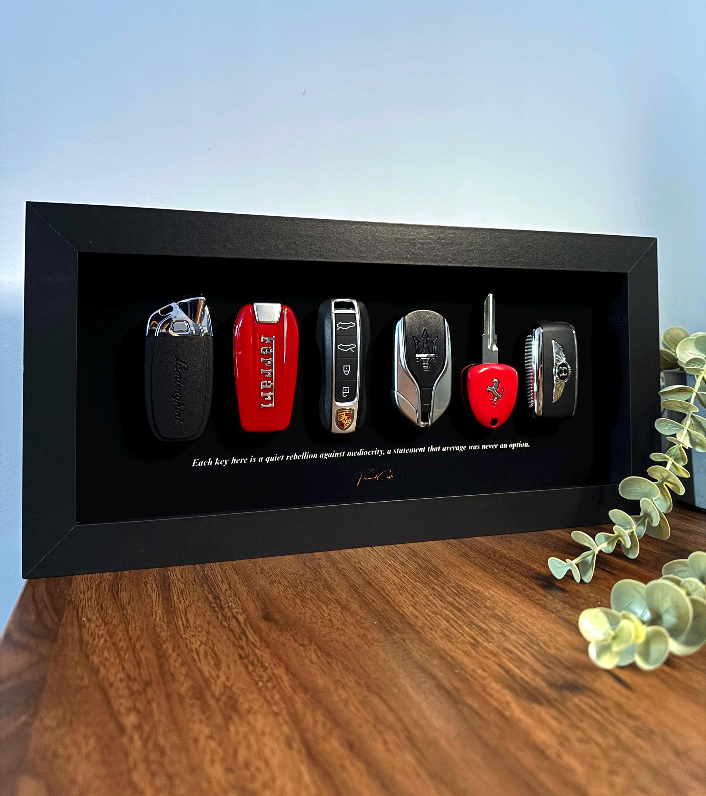 Luxus-Supercar-Schlüsselrahmen | The Billionaire's Row | Ferrari Lamborghini Bentley | Wanddekorationsgeschenk für Männer | LIMITIERT | 35 x 15 cm